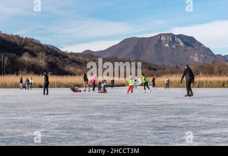 Valganna, Lombardei, Itay - Januari 19,2020: Skater im Torfmoor Ganna in der Wintersaison. Regionalpark Campo Dei Fiori in der Provinz Varese. Stockfoto