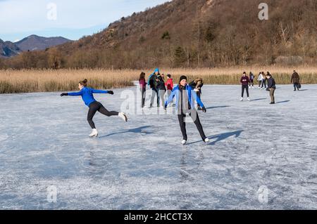 Valganna, Lombardei, Itay - Januari 19,2020: Skater im Torfmoor Ganna in der Wintersaison. Regionalpark Campo Dei Fiori in der Provinz Varese. Stockfoto