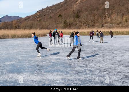 Valganna, Lombardei, Itay - Januari 19,2020: Skater im Torfmoor Ganna in der Wintersaison. Regionalpark Campo Dei Fiori in der Provinz Varese. Stockfoto