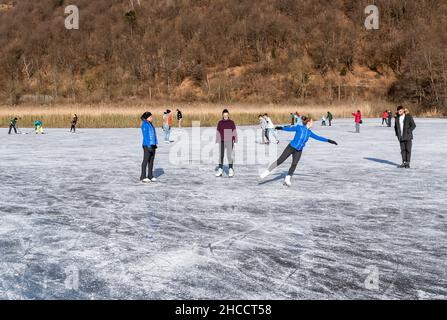 Valganna, Lombardei, Itay - Januari 19,2020: Skater im Torfmoor Ganna in der Wintersaison. Regionalpark Campo Dei Fiori in der Provinz Varese. Stockfoto