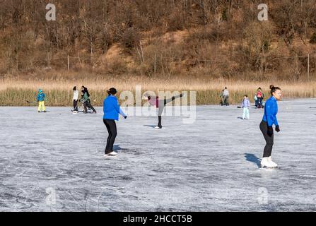 Valganna, Lombardei, Itay - Januari 19,2020: Skater im Torfmoor Ganna in der Wintersaison. Regionalpark Campo Dei Fiori in der Provinz Varese. Stockfoto