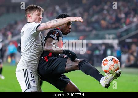 Warschau, Polen. 09th Dez 2021. Mattias Johansson (L) von Legia und Quincy Promes (R) von Spartak im Einsatz während des UEFA Europa League Group Stage Matches zwischen Legia Warszawa und Spartak Moscow im Marschall Jozef Pilsudski Legia Warsaw Municipal Stadium.Endstand; Legia Warszawa 0:1 Spartak Moscow. (Foto von Mikolaj Barbanell/SOPA Images/Sipa USA) Quelle: SIPA USA/Alamy Live News Stockfoto