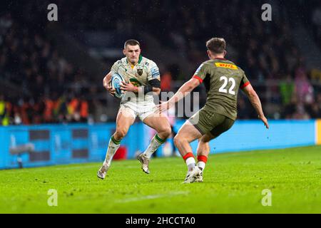 LONDON, GROSSBRITANNIEN. 27th, Dezember 2021. Ollie Sleightholme von Northampton Saints (links) wird von Luke Northmore von Harlequins (rechts) während des Gallagher Premiership Rugby-Spiels zwischen Harlequins und Northampton Saints am Montag, den 27. Dezember 2021 im Twickenham Stadium angegriffen. LONDON, ENGLAND. Kredit: Taka G Wu/Alamy Live Nachrichten Stockfoto