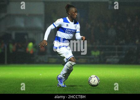 London, Großbritannien. 27th Dez 2021. Osman Kakay von den Queens Park Rangers in Aktion während des Spiels. Spiel der EFL Skybet Championship, Queens Park Rangers gegen AFC Bournemouth im Kiyan Prince Foundation Stadium, Loftus Road in London am Montag, 27th. Dezember 2021. Dieses Bild darf nur für redaktionelle Zwecke verwendet werden. Nur zur redaktionellen Verwendung, Lizenz für kommerzielle Nutzung erforderlich. Keine Verwendung bei Wetten, Spielen oder Veröffentlichungen in einem Club/einer Liga/einem Spieler. PIC von Steffan Bowen/Andrew Orchard Sports Photography/Alamy Live News Credit: Andrew Orchard Sports Photography/Alamy Live News Stockfoto