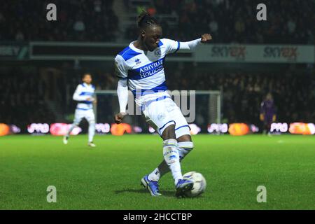 London, Großbritannien. 27th Dez 2021. Osman Kakay von den Queens Park Rangers in Aktion während des Spiels. Spiel der EFL Skybet Championship, Queens Park Rangers gegen AFC Bournemouth im Kiyan Prince Foundation Stadium, Loftus Road in London am Montag, 27th. Dezember 2021. Dieses Bild darf nur für redaktionelle Zwecke verwendet werden. Nur zur redaktionellen Verwendung, Lizenz für kommerzielle Nutzung erforderlich. Keine Verwendung bei Wetten, Spielen oder Veröffentlichungen in einem Club/einer Liga/einem Spieler. PIC von Steffan Bowen/Andrew Orchard Sports Photography/Alamy Live News Credit: Andrew Orchard Sports Photography/Alamy Live News Stockfoto