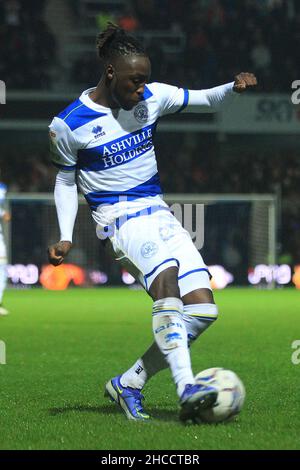 London, Großbritannien. 27th Dez 2021. Osman Kakay von den Queens Park Rangers in Aktion während des Spiels. Spiel der EFL Skybet Championship, Queens Park Rangers gegen AFC Bournemouth im Kiyan Prince Foundation Stadium, Loftus Road in London am Montag, 27th. Dezember 2021. Dieses Bild darf nur für redaktionelle Zwecke verwendet werden. Nur zur redaktionellen Verwendung, Lizenz für kommerzielle Nutzung erforderlich. Keine Verwendung bei Wetten, Spielen oder Veröffentlichungen in einem Club/einer Liga/einem Spieler. PIC von Steffan Bowen/Andrew Orchard Sports Photography/Alamy Live News Credit: Andrew Orchard Sports Photography/Alamy Live News Stockfoto