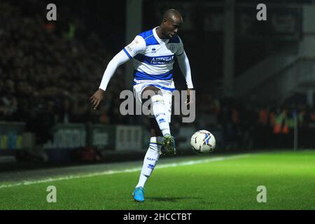 London, Großbritannien. 27th Dez 2021. Albert Adomah von den Queens Park Rangers in Aktion während des Spiels. Spiel der EFL Skybet Championship, Queens Park Rangers gegen AFC Bournemouth im Kiyan Prince Foundation Stadium, Loftus Road in London am Montag, 27th. Dezember 2021. Dieses Bild darf nur für redaktionelle Zwecke verwendet werden. Nur zur redaktionellen Verwendung, Lizenz für kommerzielle Nutzung erforderlich. Keine Verwendung bei Wetten, Spielen oder Veröffentlichungen in einem Club/einer Liga/einem Spieler. PIC von Steffan Bowen/Andrew Orchard Sports Photography/Alamy Live News Credit: Andrew Orchard Sports Photography/Alamy Live News Stockfoto