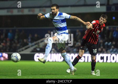 London, Großbritannien. 27th Dez 2021. Yoann Barbet von den Queens Park Rangers (L) hält Ryan Christie aus Bournemouth (R) zurück. Spiel der EFL Skybet Championship, Queens Park Rangers gegen AFC Bournemouth im Kiyan Prince Foundation Stadium, Loftus Road in London am Montag, 27th. Dezember 2021. Dieses Bild darf nur für redaktionelle Zwecke verwendet werden. Nur zur redaktionellen Verwendung, Lizenz für kommerzielle Nutzung erforderlich. Keine Verwendung bei Wetten, Spielen oder Veröffentlichungen in einem Club/einer Liga/einem Spieler. PIC von Steffan Bowen/Andrew Orchard Sports Photography/Alamy Live News Credit: Andrew Orchard Sports Photography/Alamy Live News Stockfoto