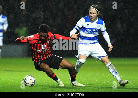 London, Großbritannien. 27th Dez 2021. Jefferson Lerma aus Bournemouth (L) hält Stefan Johansen von den Queens Park Rangers (R) zurück. Spiel der EFL Skybet Championship, Queens Park Rangers gegen AFC Bournemouth im Kiyan Prince Foundation Stadium, Loftus Road in London am Montag, 27th. Dezember 2021. Dieses Bild darf nur für redaktionelle Zwecke verwendet werden. Nur zur redaktionellen Verwendung, Lizenz für kommerzielle Nutzung erforderlich. Keine Verwendung bei Wetten, Spielen oder Veröffentlichungen in einem Club/einer Liga/einem Spieler. PIC von Steffan Bowen/Andrew Orchard Sports Photography/Alamy Live News Credit: Andrew Orchard Sports Photography/Alamy Live News Stockfoto