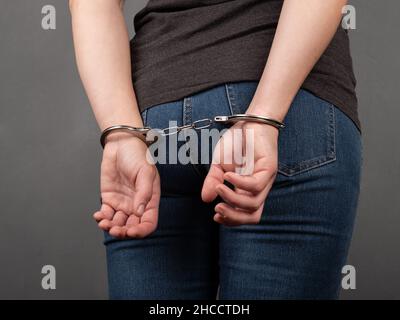 Verhaftete Mädchen in Handschellen, Frau wegen eines Verbrechens verurteilt... Stockfoto