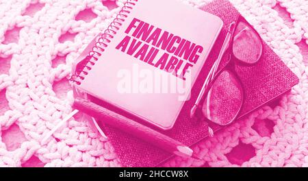 Finanzielle verfügbare Wörter auf dem Cover auf Notebook, Brille und Stift. Business-Konzept für Einkommen Geld Plan. Stockfoto