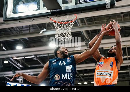 Heidelberg, Deutschland. 27th Dez 2021. Basketball: Bundesliga, MLP Academics Heidelberg - ratiopharm Ulm, Main Round, Matchday 13, SNP Dome. Heidelbergs Keith Wright (l.) und Ulmer Jaron Blossomgame kämpfen um den Ball. Quelle: Uwe Anspach/dpa/Alamy Live News Stockfoto