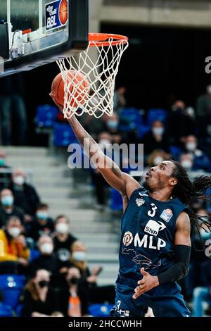 Heidelberg, Deutschland. 27th Dez 2021. Basketball: Bundesliga, MLP Academics Heidelberg - ratiopharm Ulm, Main Round, Matchday 13, SNP Dome. Heidelbergs Robert Lowery schießt einen Korb. Quelle: Uwe Anspach/dpa/Alamy Live News Stockfoto