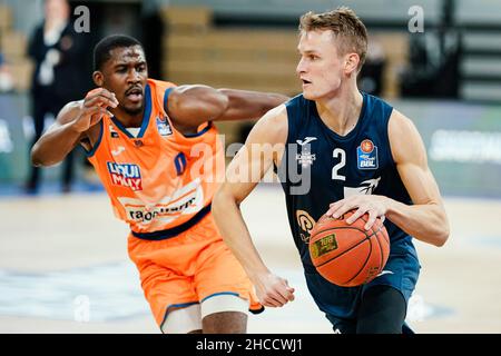 Heidelberg, Deutschland. 27th Dez 2021. Basketball: Bundesliga, MLP Academics Heidelberg - ratiopharm Ulm, Main Round, Matchday 13, SNP Dome. Ulmer Semaj Christon (l.) und Heidelberger Niklas Würzner kämpfen um den Ball. Quelle: Uwe Anspach/dpa/Alamy Live News Stockfoto