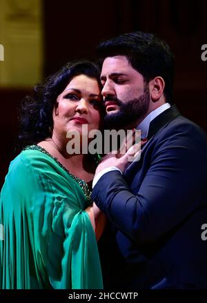 Prag, Tschechische Republik. 27th Dez 2021. Die russische Sopranistin Anna Netrebko und ihr Mann Yusif Eyvazov treten am Montag, den 27. Dezember 2021, bei einem Konzert im Gemeindehaus in Prag, Tschechien, auf. Kredit: Roman Vondrous/CTK Foto/Alamy Live Nachrichten Stockfoto