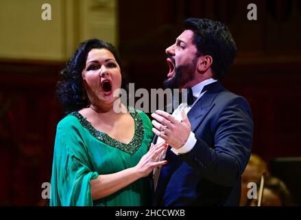 Prag, Tschechische Republik. 27th Dez 2021. Die russische Sopranistin Anna Netrebko und ihr Mann Yusif Eyvazov treten am Montag, den 27. Dezember 2021, bei einem Konzert im Gemeindehaus in Prag, Tschechien, auf. Kredit: Roman Vondrous/CTK Foto/Alamy Live Nachrichten Stockfoto