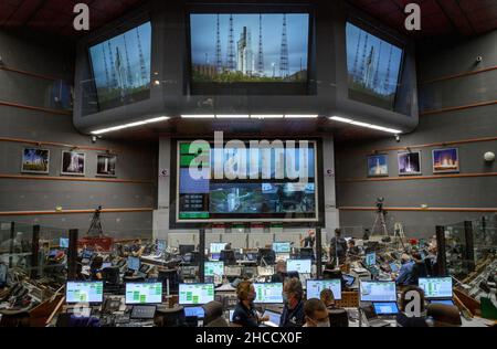 KOURO, FRANZÖSISCH-GUAYANA - 25. Dezember 2021 - Startteams überwachen den Countdown zum Start der Ariane 5-Rakete von Arianespace mit dem NASA-Raketenwerfer James Webb Stockfoto