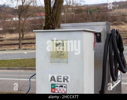 Nahaufnahme einer Reifenluftpumpstation, die Räder in Autos aufbläst Stockfoto