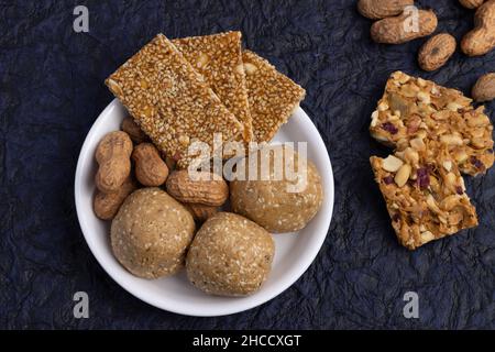 Winterdelikatesse Süße Mithai für Makar Sankranti Lohri Gajak auch bekannt als Gur Gajjak Til Patti Papdi Chikki Gazak Gachak aus Sesamsaatangerie Stockfoto