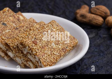 Süßwaren oder Mithai für Makar Sankranti Lohri Gajak auch bekannt als Gur Gajjak Gazak Kachak Til Patti Papdi Chikki wird aus til Sesamsamen Jaggery hergestellt Stockfoto
