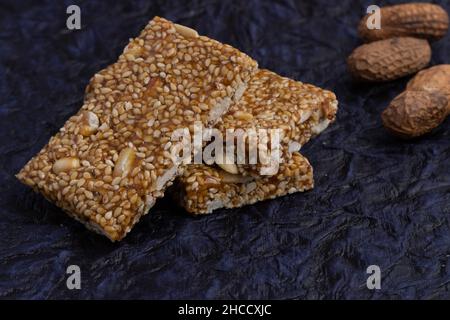 Süßwaren oder Mithai für Makar Sankranti Lohri Gajak auch bekannt als Gur Gajjak Gazak Kachak Til Patti Papdi Chikki wird aus til Sesamsamen Jaggery hergestellt Stockfoto