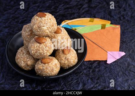 Winterspezialität Indische traditionelle Süßigkeiten oder Mithai mit Drachen für Makar Sankranti Lohri Gajak, auch bekannt als Gur Gajjak Gazak Kachak Til ka laddu Stockfoto