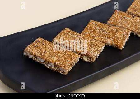 Süßwaren oder Mithai für Makar Sankranti Lohri Gajak auch bekannt als Gur Gajjak Gazak Kachak Til Patti Papdi Chikki wird aus til Sesamsamen Jaggery hergestellt Stockfoto