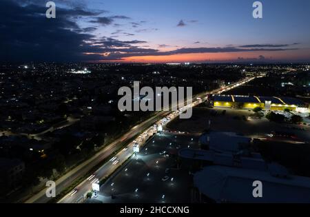 Luftdrohnenaufnahme des Stadtbildes von Nikosia in Zypern bei Sonnenuntergang. Stockfoto