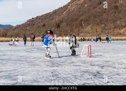 Valganna, Lombardei, Itay - Januari 19,2020: Kinder spielen in der Wintersaison Hockey im Torfmoor von Ganna. Campo Dei Fiori Regional Park in Provi Stockfoto