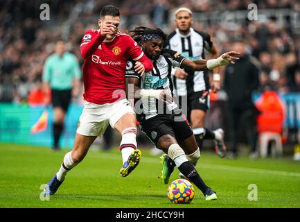 Diogo Dalot von Manchester United (links) und Allan Saint-Maximin von Newcastle United (rechts) kämpfen während des Premier League-Spiels im St. James' Park, Newcastle, um den Ball. Bilddatum: Montag, 27. Dezember 2021. Stockfoto