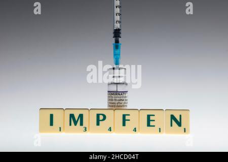 firo. 27.12.2021 Impfung, Corona, Booster-Impfung, Impfstoff, COVID-19-Impfstoff von BioNTech, Impfung durch die Kommission, Impfkampagne, Briefe, Srabble, Symbolisches Bild. Stockfoto