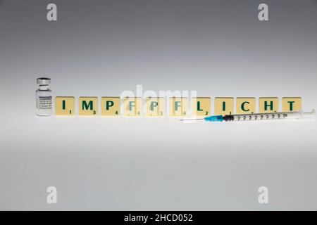 firo 27.12.2021-Impfung, Corona, Booster-Impfung, Impfstoff, COVID-19-Impfstoff von BioNTech, Comirnaty Omikron, Impfung, Briefe, Srabble, Symbolisches Bild. Stockfoto