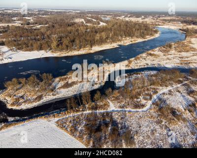 Flussmäander und schneebedeckte Oxbow-Seen an einem sonnigen Wintertag, fotografiert von einer Drohne. Tag. Stockfoto