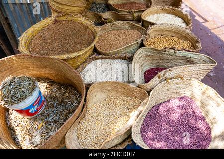Sortiment von trockenen Bohnen zum Verkauf auf einem lokalen Street Food Markt in Mto Wa Mbu, Arusha, Tansania, Ostafrika Stockfoto