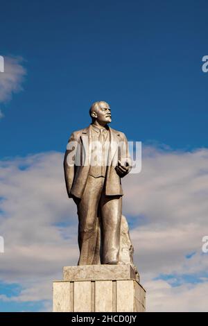 Das Denkmal Wladimir Lenins (Uljanows) in der Stadt Smorgon (Weißrussland) gegen den blauen Himmel Stockfoto