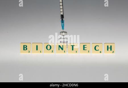 firo. 27.12.2021 Impfung, Corona, Auffrischungsimpfung, Impfstoff, COVID-19-Impfstoff von BioNTech, Spritze mit Beilage, BioNTech, Briefe, Srabble, Symbolbild. Stockfoto