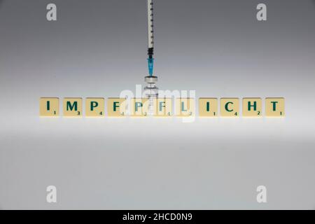 firo 12/27/2021-Impfung, Corona, Booster-Impfung, Impfstoff, COVID-19-Impfstoff von BioNTech, Comirnaty Omikron, Impfung, Briefe, Srabble, Symbolisches Bild. Stockfoto