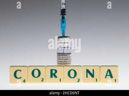 firo. 12/27/2021 Impfung, Corona, Booster-Impfung, Impfstoff, COVID-19-Impfstoff von BioNTech, Comirnaty Corona, Briefe, Srabble, Icon Image, Impfdosis Stockfoto