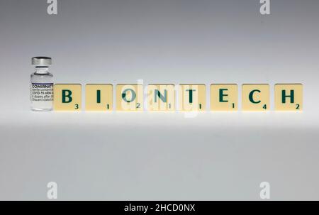 firo 12/27/2021-Impfung, Corona, Booster-Impfung, Impfstoff, COVID-19-Impfstoff von BioNTech, Comirnaty BioNTech, Briefe, Srabble, Icon-Bild. Stockfoto