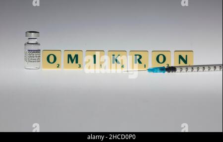 firo 12/27/2021-Impfung, Corona, Booster-Impfung, Impfstoff, COVID-19-Impfstoff von BioNTech, Comirnaty Omikron, Omikron, Briefe, Srabble, Symbolbild. Stockfoto