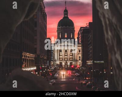 Ein faszinierender Blick auf das Soldaten- und Matrosendenkmal in der Stadt Indianapolis, USA Stockfoto