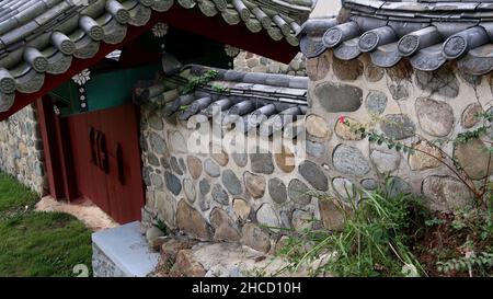 Fassade eines alten Hauses im Dorf Stockfoto
