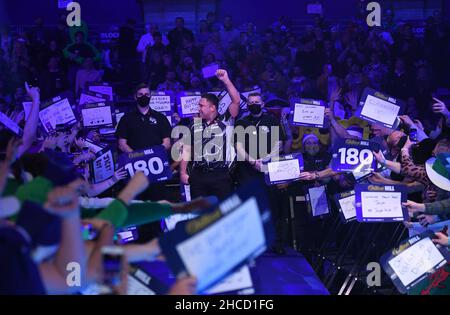 Alexandra Palace, London, Großbritannien. 27th. Dezember 2021; Alexandra Palace, London, England: Das William Hill World Darts Tournament; dritte Runde; Gerwyn Price wird von den Fans auf die Bühne begrüßt Credit: Action Plus Sports Images/Alamy Live News Stockfoto