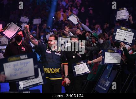 Alexandra Palace, London, Großbritannien. 27th. Dezember 2021; Alexandra Palace, London, England: Das William Hill World Darts Tournament; dritte Runde; Fans begrüßen Kim Huybrechts auf der Bühne Credit: Action Plus Sports Images/Alamy Live News Stockfoto