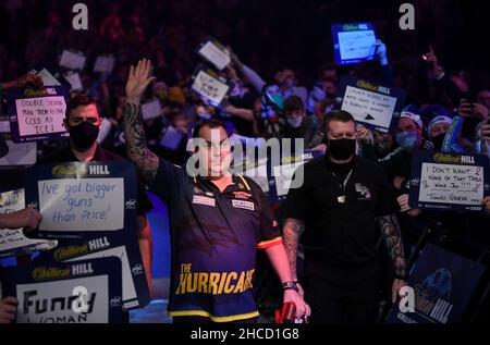Alexandra Palace, London, Großbritannien. 27th. Dezember 2021; Alexandra Palace, London, England: Das William Hill World Darts Tournament; dritte Runde; Fans begrüßen Kim Huybrechts auf der Bühne Credit: Action Plus Sports Images/Alamy Live News Stockfoto