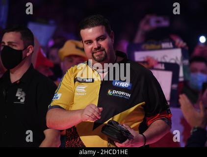 Alexandra Palace, London, Großbritannien. 27th. Dezember 2021; Alexandra Palace, London, England: Das William Hill World Darts Tournament; dritte Runde; Gabriel Clemens wird von Fans auf die Bühne begrüßt Credit: Action Plus Sports Images/Alamy Live News Stockfoto