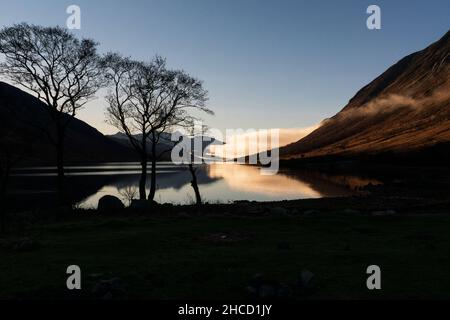 Atemberaubende Blue Sky-Szene mit Baumsilhouette in Glen Etive am Loch Etive mit Reflexionen, schottische Highlands Stockfoto