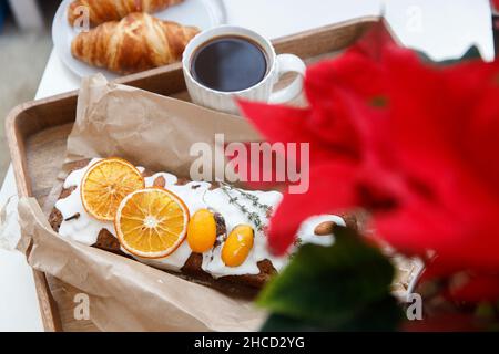 Traditioneller weihnachts-Cupcake garniert mit trockenen Orangenkeilen, Gewürznelken und Rosmarin-Zweig in Bastelpapier Stockfoto