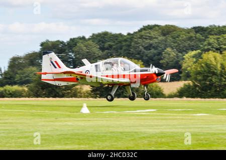 Scottish Aviation Bulldog T1 XX528, G-BZON, in Vintage Royal Air Force Trainingsfarben, Landung auf der Landebahn des Elmsett Airfield Stockfoto