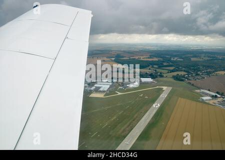 Flug über das Sywell Aerodrome in Northamptonshire, Großbritannien. Start- und Landebahn 03 links, harte Start- und Landebahn, und 03 rechts, parallele Grasbahn. Hangars und Schürzenbereiche Stockfoto